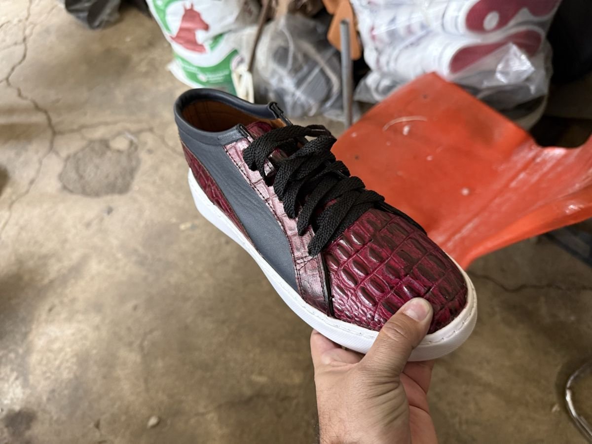 Tenis vino en mano con el taller de fondo